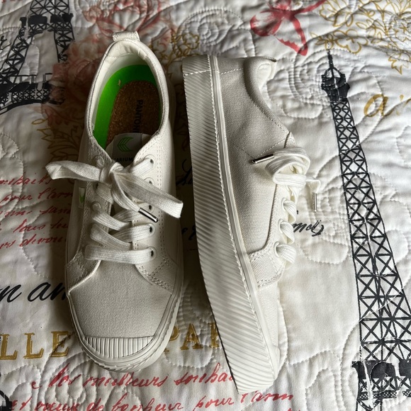 White cariuma sneakers. Size US 8 - Picture 2 of 4